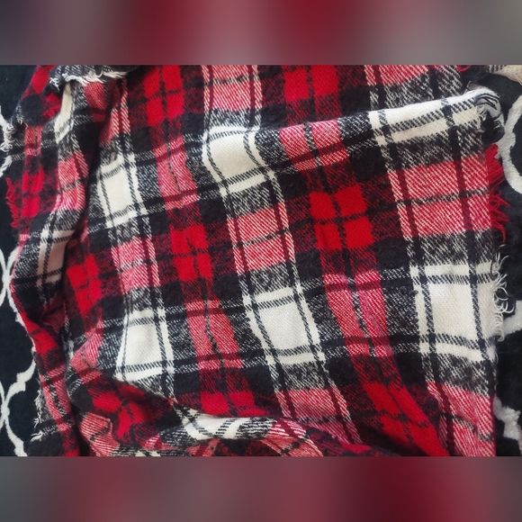 Lot of three scarves (red plaid by Chaps, tan cashmere pashmina, pink soft knit) - Picture 3 of 13